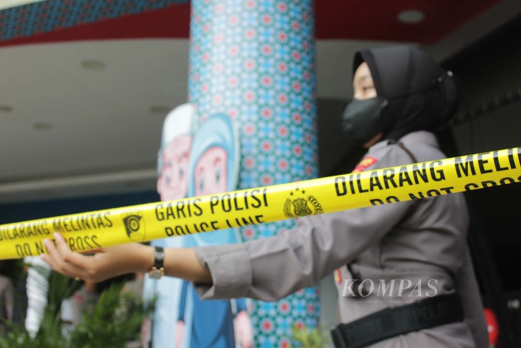 Petugas memasang garis polisi pada gedung pusat belanja modern, Suzuya Mall, di Kota Banda Aceh, Provinsi Aceh. Gedung itu terbakar pada Senin (4/4/2022). Polisi masih menyelidiki penyebab kebakaran, sedangkan kerugian ditaksir mencapai miliaran rupiah.