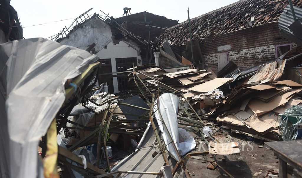 Warga memperbaiki atap rumah yang rusak oleh angin kencang di Desa Sidokepung, Kecamatan Buduran, Sidoarjo, Jawa Timur, Senin (24/10/2022). Hujan disertai angin kencang yang melanda pada sore sehari sebelumnya di Sidoarjo menyebabkan ratusan rumah rusak di empat desa di tiga Kecamatan. 