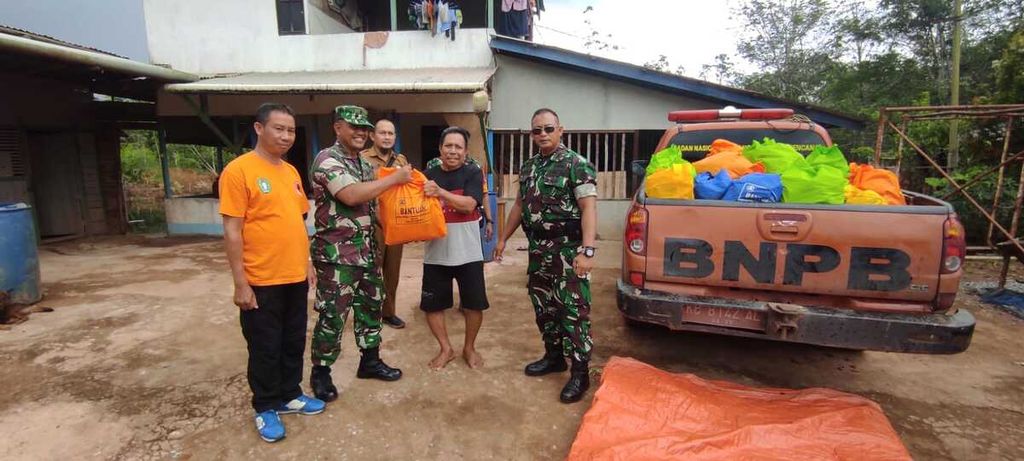 Pendistribusian bantuan kepada warga terdampak banjir di Kalimantan Barat, Selasa (8/11/2022).
