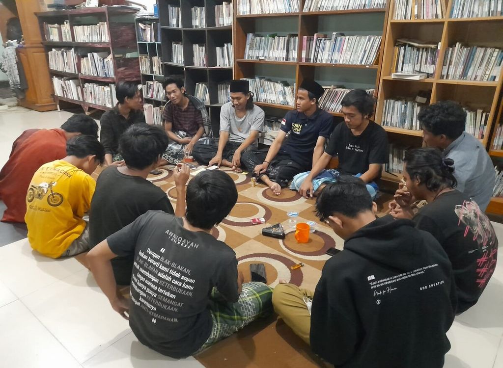 Acara mingguan berupa kajian sastra puisi di Komunitas Kutub Yogyakarta tahun 2022.