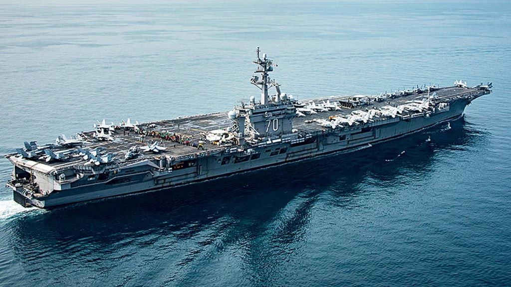 Kapal induk Amerika Serikat, USS Carl Vinson (CVN 70), transit di Selat Sunda pada 14 April 2017. Pada Desember 2023, gugus tempur laut yang dibawahkan kapal induk itu dilaporkan bergerak dari Laut China Selatan ke Laut Merah.