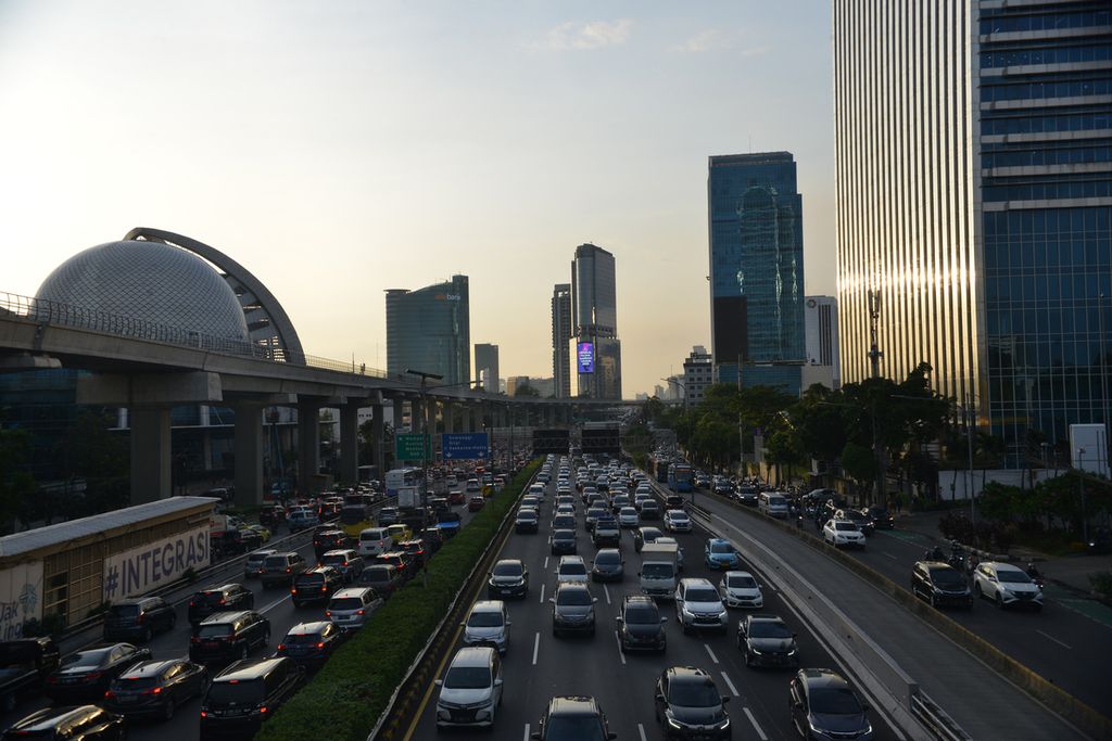 Sejumlah kendaraan menunggu antrean untuk membayar tol di Jalan Tol Dalam Kota, Jakarta, Kamis (15/12/2022) sore.