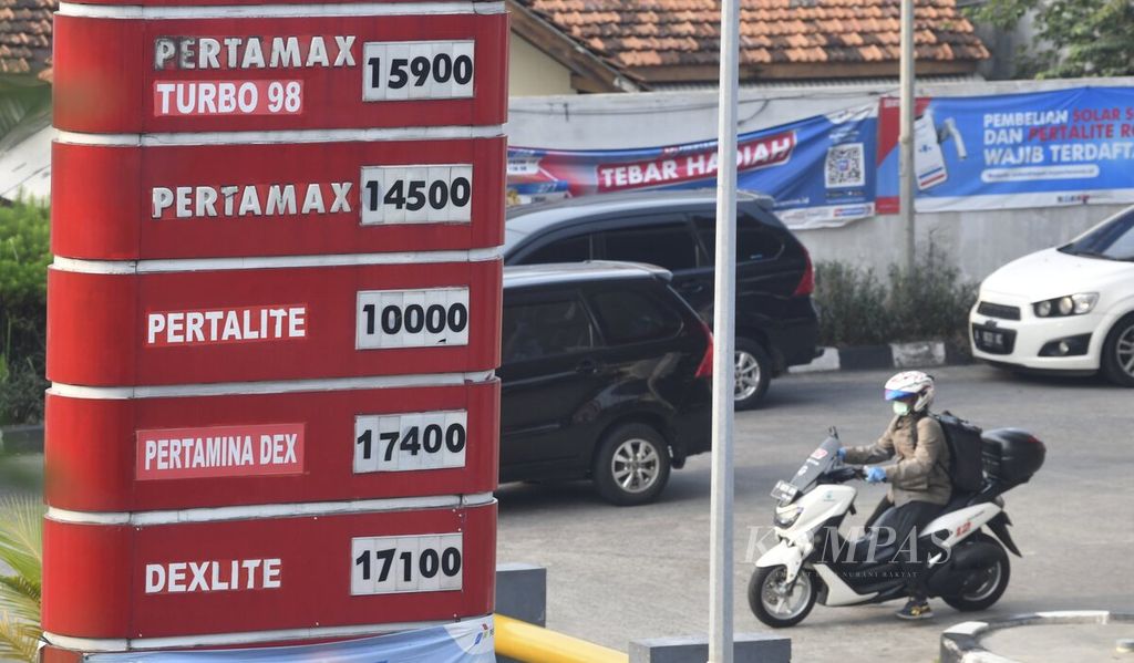 Daftar harga baru BBM tertera di salah satu SPBU Pertamina di Jakarta Barat, Senin (5/9/2022). Pemerintah mulai Sabtu (3/9/2022) resmi menaikkan harga BBM jenis pertalite, solar bersubsidi, dan pertamax. Kenaikan harga BBM perlu diikuti rencana jelas mengenai reformasi tata kelola BBM ke depan. 
