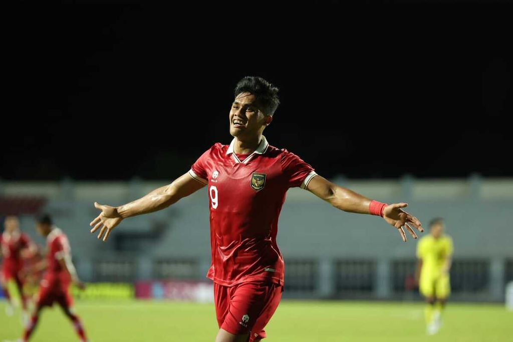 Penyerang tim sepak bola Indonesia U-23, Ramadhan Sananta, berselebrasi usai mencetak gol ke gawang Malaysia dalam laga pembuka di Piala AFF U-23 di Stadion Provinsi Rayong, Thailand, Jumat (18/8/2023) malam. Indonesia pada akhirnya harus menyerah 1-2 di laga tersebut