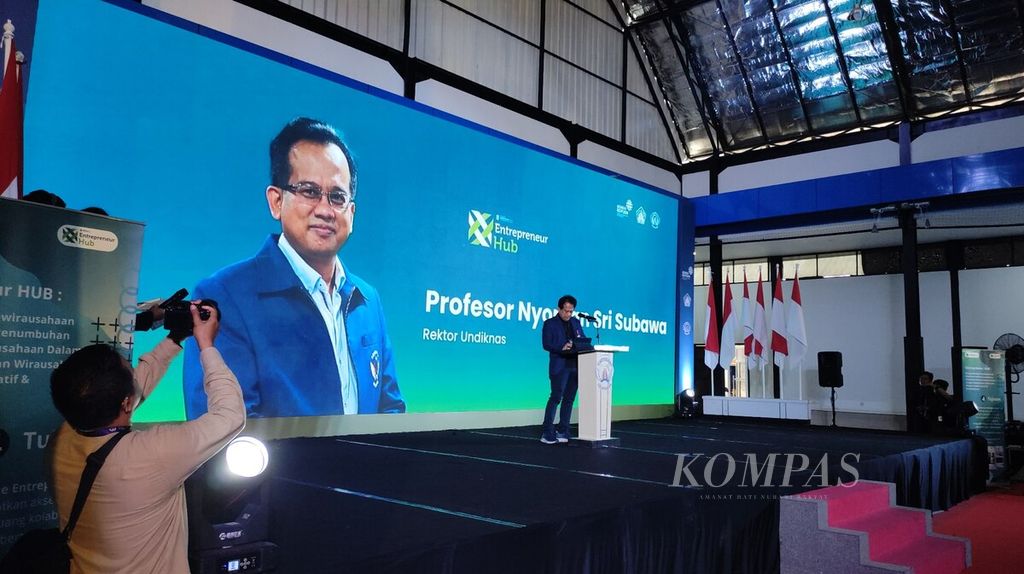Rektor Universitas Pendidikan Nasional Nyoman Sri Subawa ketika memberikan sambutan dalam acara Entrepreneur Hub di Universitas Pendidikan Nasional, Kota Denpasar, Bali, Jumat (13/10/2023).