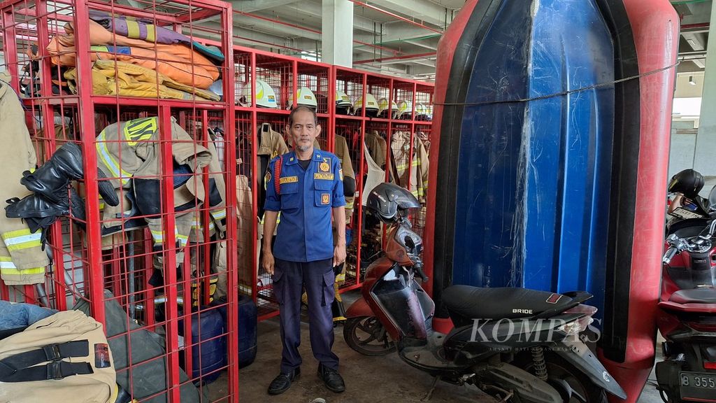 Peralatan petugas penanggulangan kebakaran dan penyelamatan di Pos Menteng, Jakarta Pusat, Senin (8/4/2024).