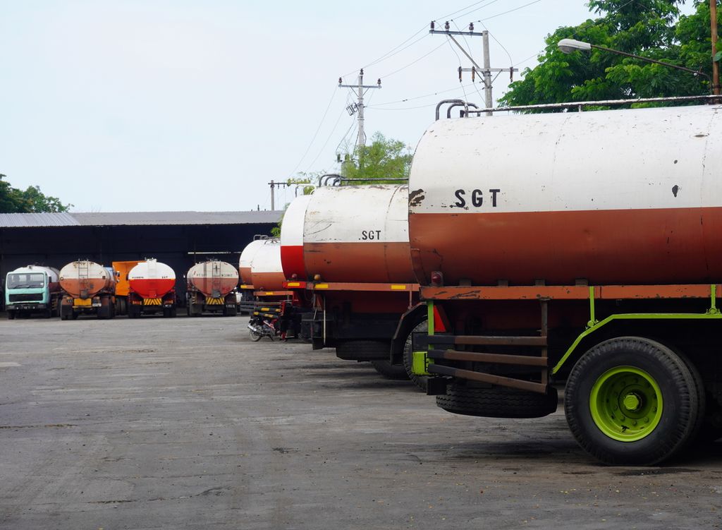 Truk-truk tangki pengangkut minyak goreng terparkir di halaman satu gudang di Desa Dampyak, Kecamatan Kramat, Kabupaten Tegal, Jawa Tengah, Rabu (1/12/2021). Perusahaan pemasok minyak goreng itu bisa menyuplai hingga 150 ton minyak goreng ke sejumlah daerah di Jateng, Jabar, dan DIY. Adapun minyak-minyak yang disalurkan merupakan minyak yang dibeli dari para produsen minyak di Semarang, Surabaya, dan Jakarta.