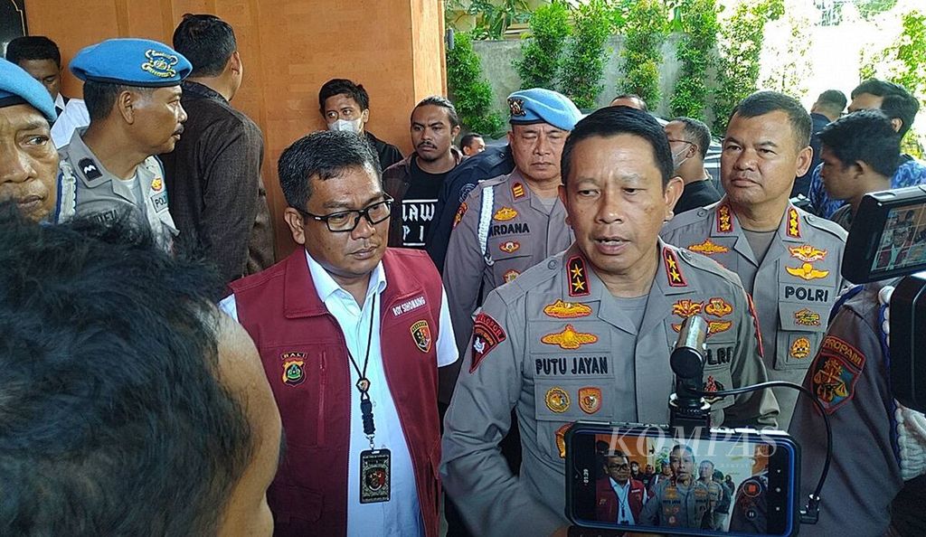 Kepala Kepolisian Daerah Bali Inspektur Jenderal Putu Jayan Danu Putra (kanan) di Gedung Direktorat Reserse Kriminal Khusus Polda Bali, Kota Denpasar, Senin (20/3/2023).