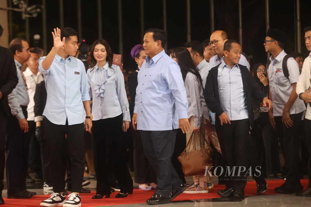 Pasangan calon presiden-calon wakil presiden nomor urut 2, Prabowo Subianto-Gibran Rakabuming Raka, tiba di tempat debat yang diselenggarakan Komisi Pemilihan Umum (KPU) di Jakarta Convention Center, Jumat (22/12/2023). 