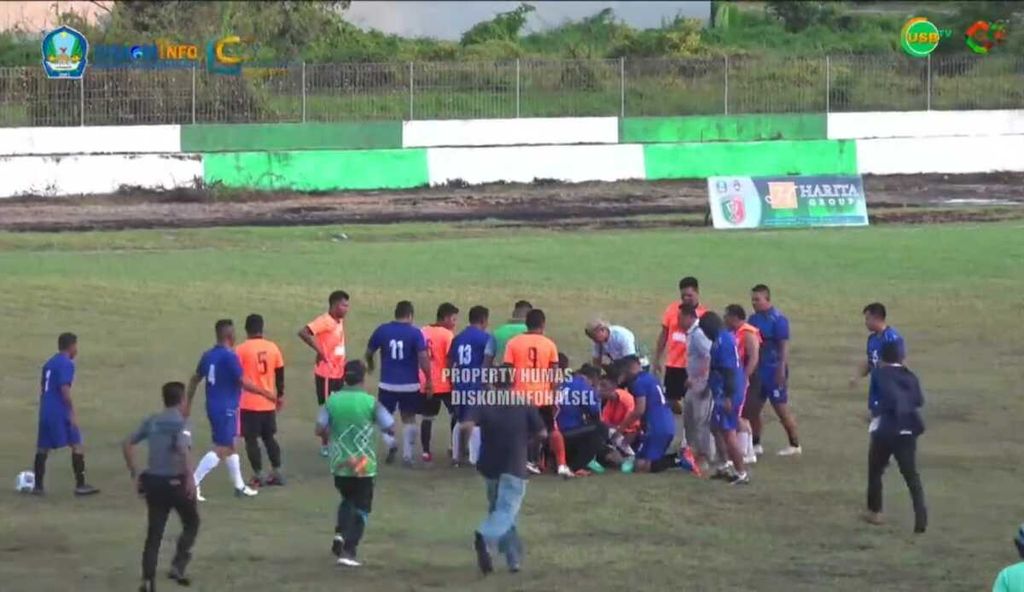 Cuplikan pertandingan yang memperlihatkan Bupati Halmahera Selatan, Maluku Utara, periode 2021-2024 Usman Sidik dikerubungi orang setelah ambruk saat bermain sepak bola di Bacan, Halmahera Selatan, Minggu (6/10/2023).