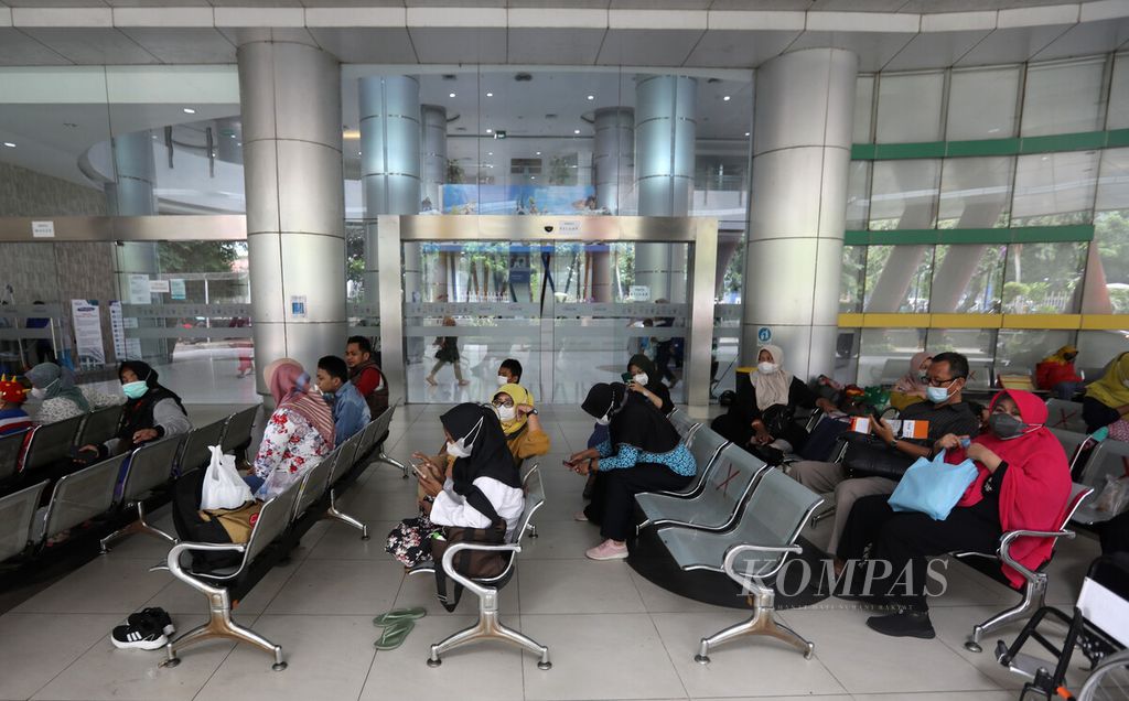 Suasana ruang tunggu di teras luar Pusat Kesehatan Ibu dan Anak (PKIA) Kiara RSUP Dr Cipto Mangunkusumo, Jakarta, Jumat (21/10/2022). RSCM menjadi rumah sakit rujukan bagi penanganan pasien anak yang menderita gangguan ginjal akut.