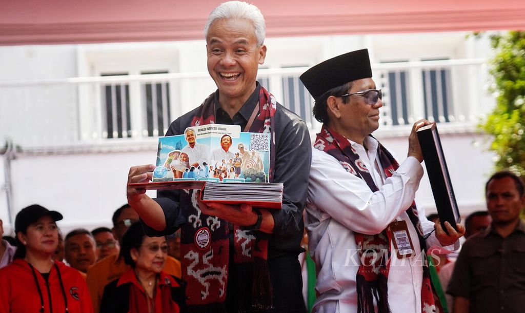 Pasangan bakal calon presiden dan bakal calon wakil presiden Ganjar Pranowo dan Mahfud MD saat tiba di Kantor Komisi Pemilihan Umum, Jakarta, Kamis (19/10/2023). Para pendukungnya pun mengiringi pasangan tersebut mendaftarkan diri sebagai capres-cawapres dalam Pemilu 2024. 