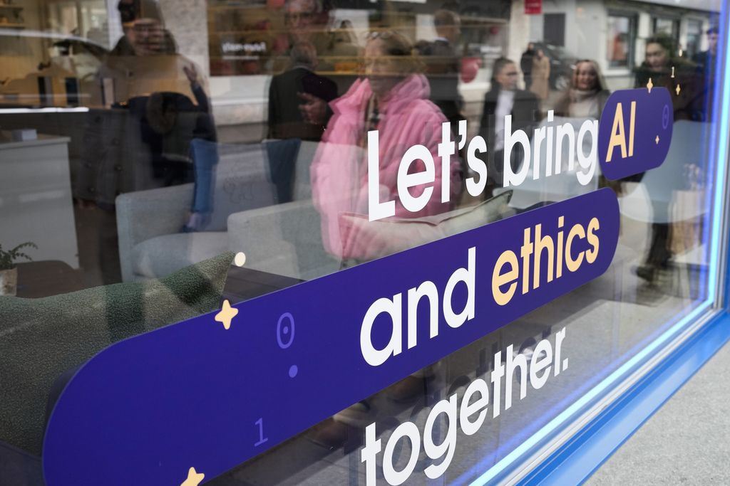 Orang-orang bercermin di jendela sebuah gedung di Davos Promenade dengan slogan ajakan tentang AI yang mempunyai etika di samping Forum Ekonomi Dunia, di Davos, Swiss, Kamis (18/1/2024).