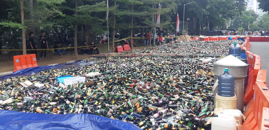 Tumpukan botol minuman keras yang menjadi barang bukti perdagangan miras ilegal di wilayah Jakarta dan sekitarnya, digelar untuk dimusnahkan oleh Polda Metro Jaya, Jakarta, Jumat (26/8/2022).