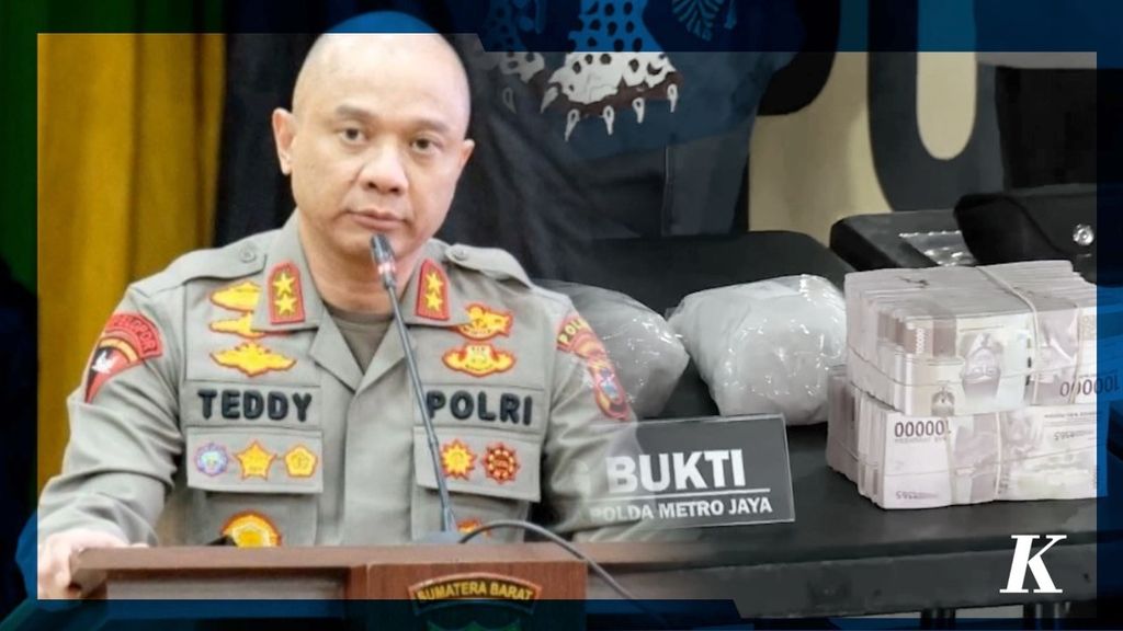 Seusai ditetapkan sebagai tersangka, bekas Kapolda Sumatera Barat Irjen Teddy Minahasa akan menjalani pemeriksaan terkait kasus dugaan penyalahgunaan narkoba pada Senin (17/10/2022) di Polda Metro Jaya.