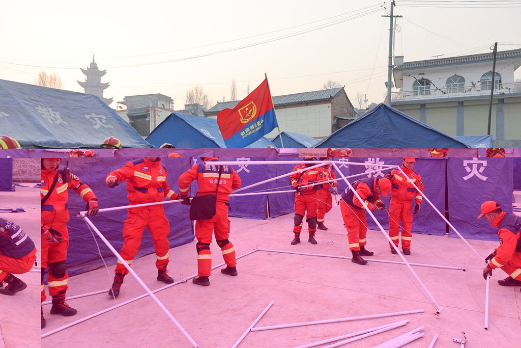 Petugas penyelamat mendirikan tenda untuk orang-orang yang dievakuasi setelah gempa bumi di Dahejia, Kabupaten Jishishan, di provinsi Gansu, China barat laut, Selasa (19/12/2023). 