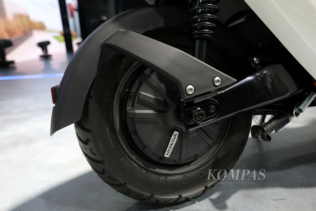Motor listrik penggerak dipasang pada <i>hub</i> roda belakang Honda EM1 e:. 