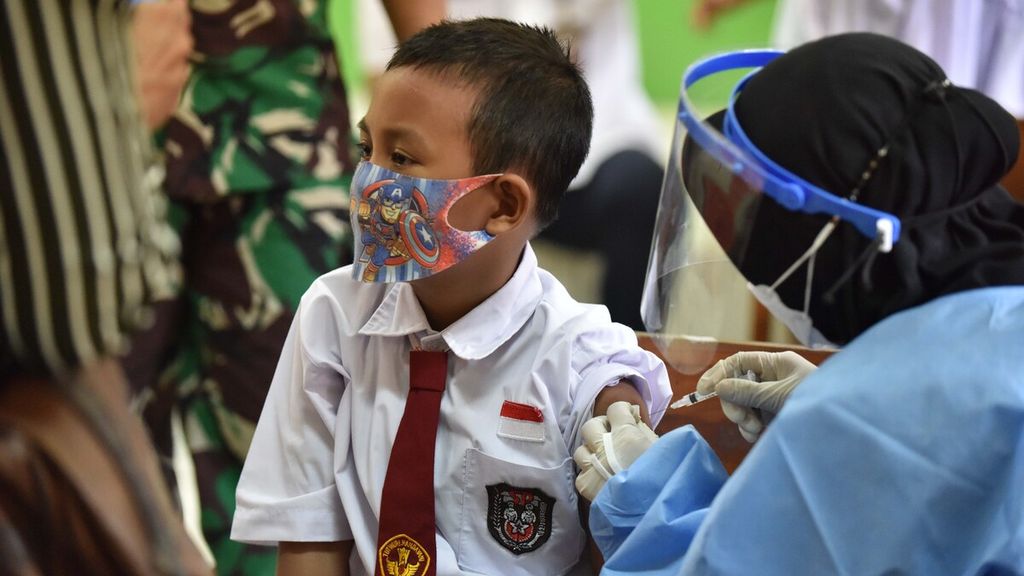 Petugas medis menyuntikkan vaksin Covid-19 kepada siswa di SD Negeri Ulujami 01, Pesanggrahan, Jakarta Selatan, Rabu (15/12/2021). Pada hari kedua pelaksanaan vaksinasi Covid-19 untuk anak usia 6-11 tahun di tempat tersebut diikuti oleh 387 anak.