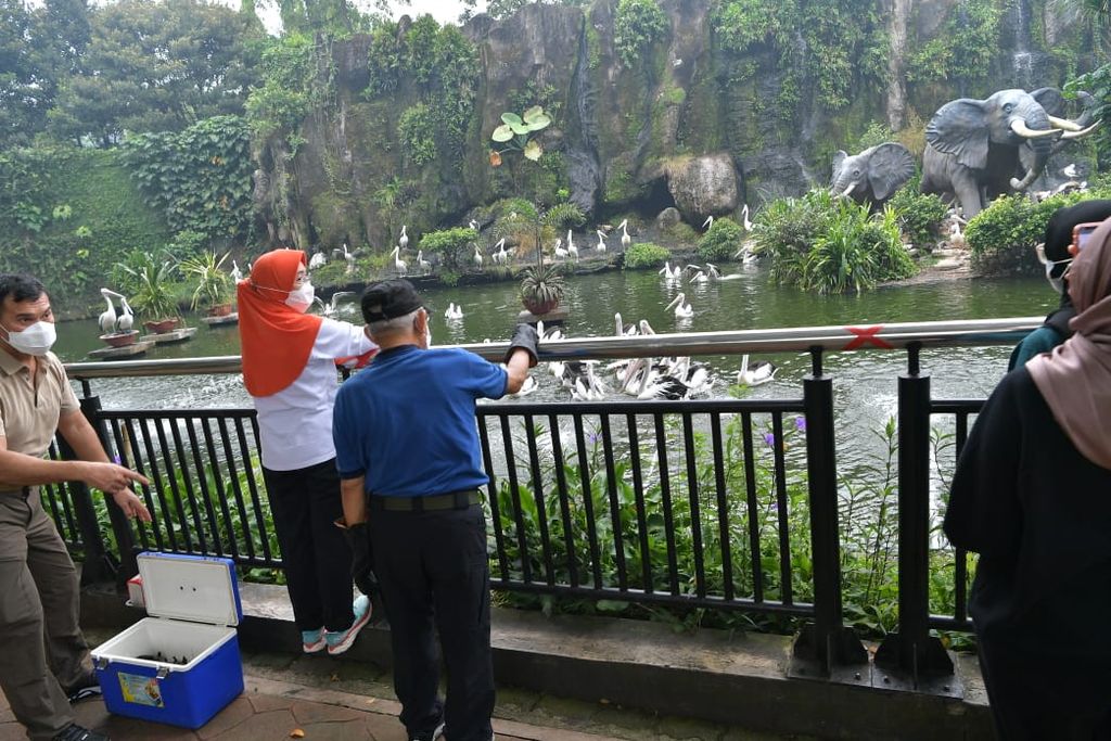 Wakil Presiden Ma'ruf Amin dan Nyonya Wury menikmati jalan pagi di Taman Margasatwa Ragunan, Minggu (1/5/2022). Sembari berolah raga, Wapres mengecek kesiapan Ragunan menyambut peningkatan kunjungan wisatawan di masa libur Lebaran ini.