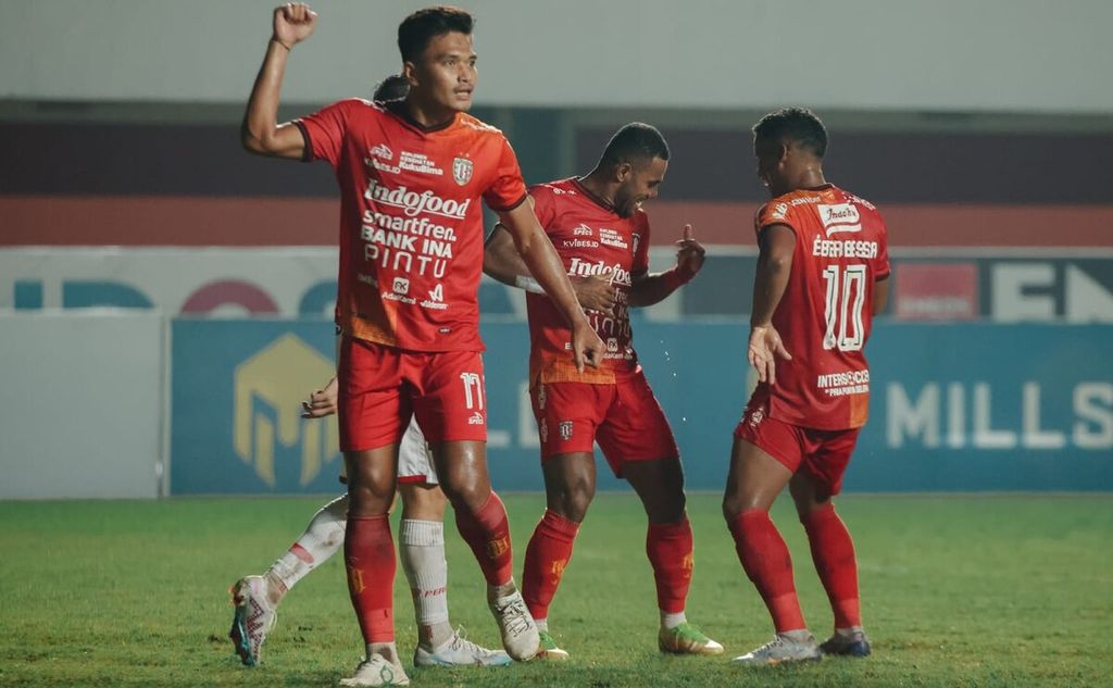 Dokumentasi Bali United menampilkan ekspresi pemain Bali United seusai terciptanya gol ke gawang lawan dalam laga antara Bali United kontra Persis Solo di Stadion Maguwoharjo, Sleman, Yogyakarta, Senin (27/2/2023). 