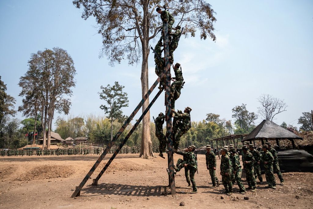 Foto yang diambil pada 8 Maret 2023 memperlihatkan sejumlah anggota Tentara Pembebasan Nasional Ta'ang (TNLA), kelompok paramiliter etnis di Myanmar, berlatih di sebuah lokasi di wilayah utara Negara Bagian Shan, Myanmar.