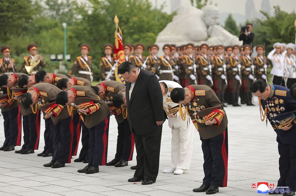 Foto yang diambil pada 25 Juli 2023 dan dirilis Kantor Berita Pusat Korea (KCNA) resmi Korea Utara pada 26 Juli menunjukkan pemimpin Korea Utara Kim Jong Un (tengah) mengunjungi Pemakaman Martir Perang Pembebasan Tanah Air mengawali peringatan 70 tahun Perang Korea. 