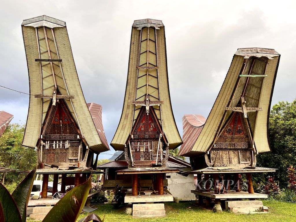 Salah satu kompleks tongkonan atau rumah adat suku Toraja, di Lembang Kole Sawangan, Kecamatan Malingbong Balepe’, Tana Toraja, Minggu (19/11/2023).