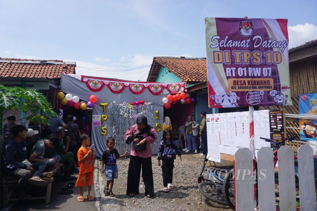 Warga berada di TPS 10 Desa Klahang, Kecamatan Sokaraja, Kabupaten Banyumas, Jawa Tengah, Rabu (14/2/2024). TPS ini didesain dengan tema Valentine Day dan para pemilih mendapatkan cokelat seusai mencoblos. 