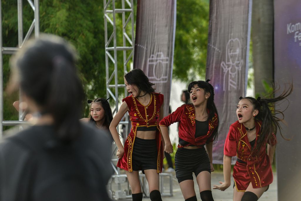 Penampilan <i>dance cover </i>di acara Kompasfest Creation 2023 di Dome Area, Senayan Park, Jakarta, Sabtu (17/6/2023). Harian <i>Kompas </i>kembali menyelenggarakan Kompasfest yang telah memasuki tahun ketiga pada tahun ini. 