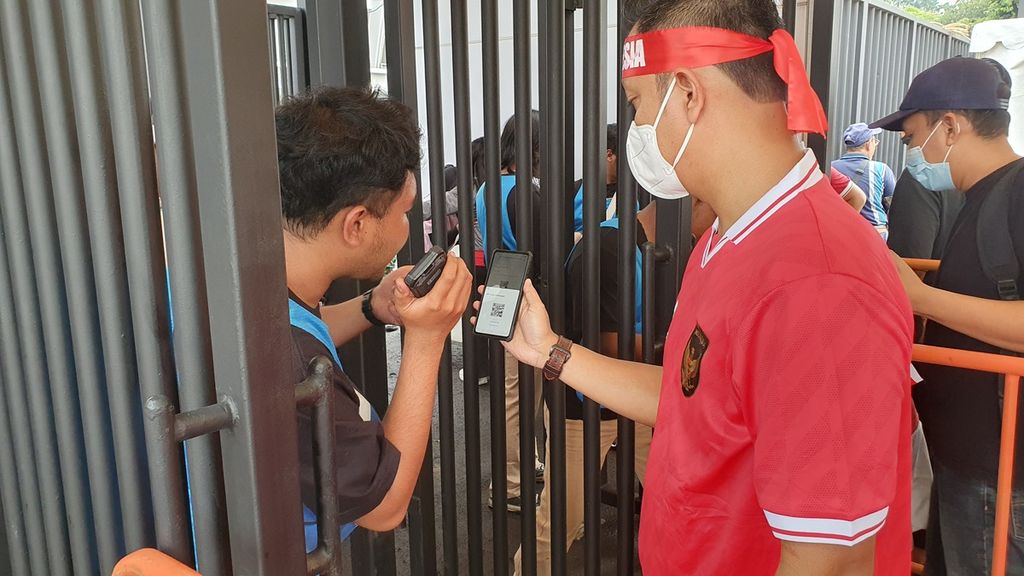 "Steward" memeriksa tiket penonton saat pertandingan timnas Indonesia melawan Kamboja di Piala AFF 2022 di Stadion Utama Gelora Bung Karno, Senayan Jakarta, Jumat (23/12/2022).