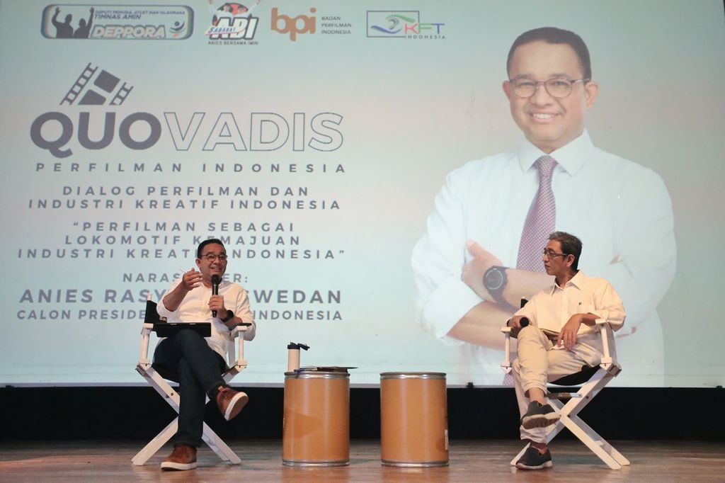 Calon presiden nomor urut 1, Anies Baswedan (kiri), berdiskusi bersama sineas, insan perfilman, hingga pelaku industri kreatif Indonesia bertajuk Quo Vadis Perfilman Indonesia di Gedung Pusat Perfilman Usmar Ismail, Jakarta Selatan, Sabtu (20/1/2024).
