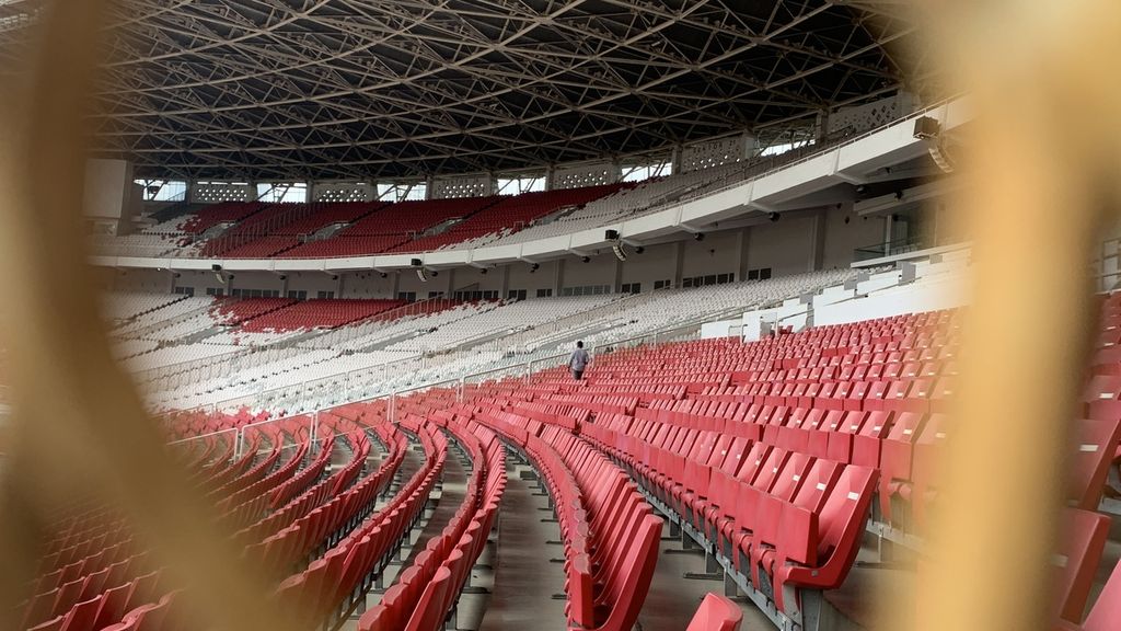Stadion Utama Gelora Bung Karno, Selasa (8/11/2022). Rumput dan fasilitas stadion telah diperbaiki sejak Juni 2022 dan ditargetkan rampung total pada akhir November 2022.