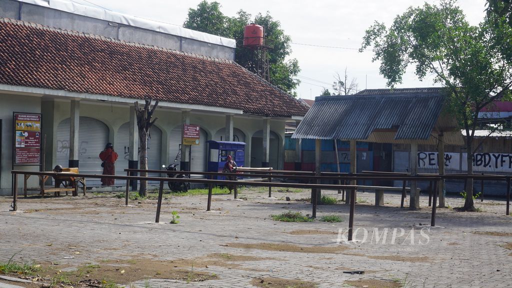 Suasana sepi yang tercipta pada hari pertama pembukaan kembali pasar hewan di Pasar Hewan Jatinom, Kabupaten Klaten, Jawa Tengah, Rabu (29/6/2022). Para pedagang datang tanpa membawa sapinya. Mereka khawatir terjadi penularan PMK jika nekat membawa sapinya ke pasar.