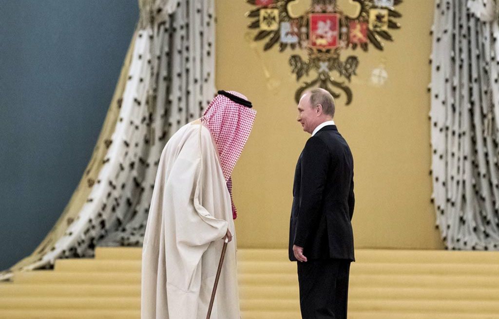 Presiden Rusia   Vladimir Putin (kanan) berbicara dengan Raja Arab Saudi Salman bin Abdulaziz al-Saud, di Kremlin, Moskwa, Rusia, Kamis (5/10).  Kunjungan Raja Salman ke Rusia menghasilkan sejumlah kesepakatan perluasan  kerja sama di antara kedua negara. 