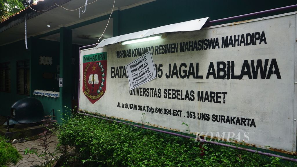 Suasana markas resimen mahasiswa Universitas Sebelas Maret di Kota Surakarta, Jawa Tengah, Rabu (27/10/2021). Organisasi mahasiswa tersebut dibekukan sementara aktivitasnya pascameninggalnya seorang peserta dalam kegiatan pendidikan dan latihan dasar.