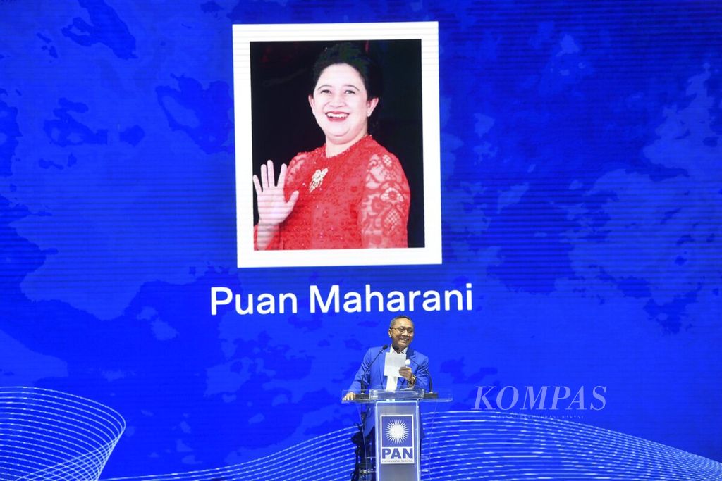 Ketua Umum Partai Amanat Nasional (PAN) Zulkifli Hasan saat mengumkan nama Puan Maharani sebagai salah satu calon pemimpin nasional dalam Rapat Kerja Nasional (Rakernas) PAN di Istora Senayan, Jakarta, Sabtu (27/8/2022). 