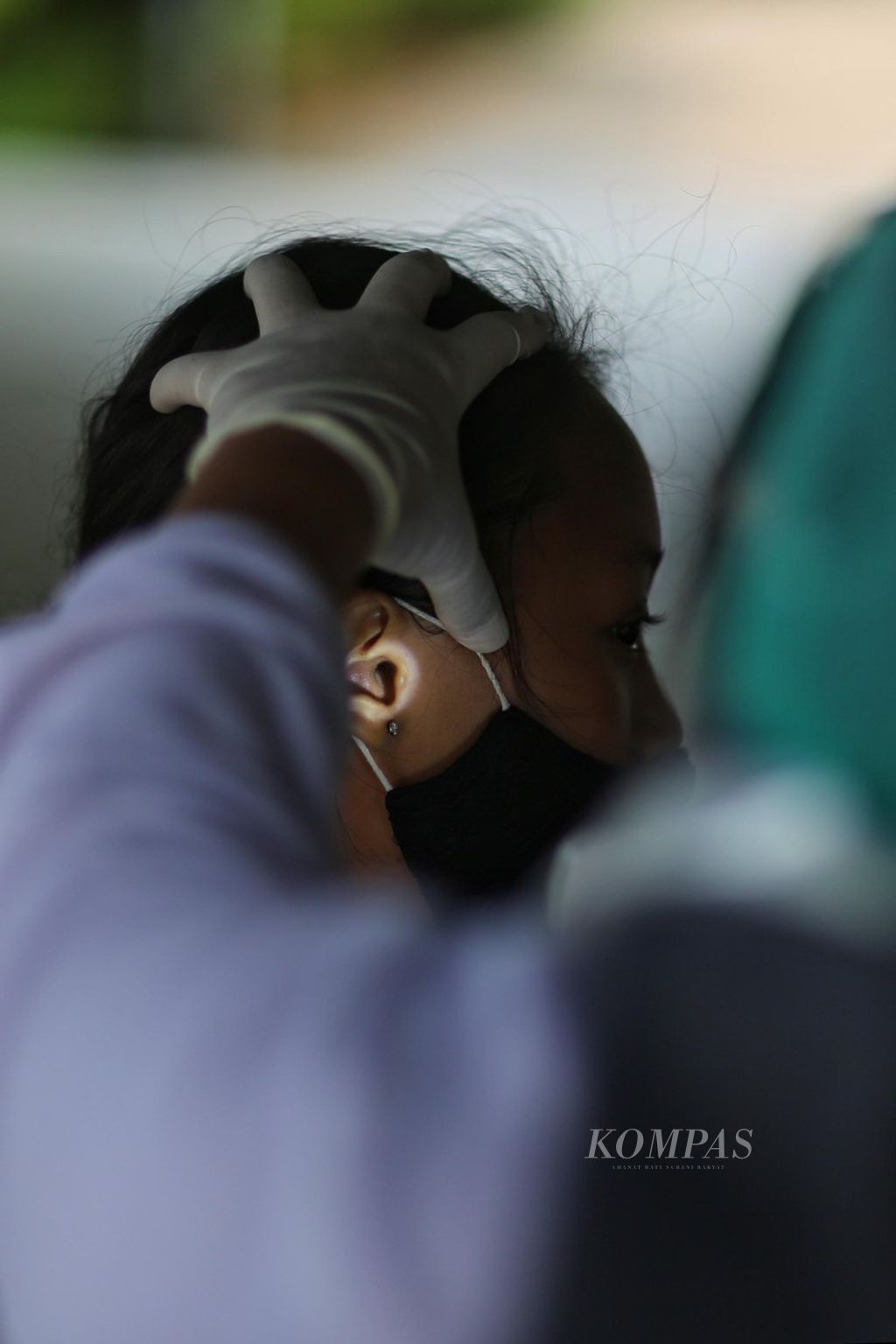 Seorang pelajar diperiksa kebersihan telinganya saat mengikuti imunisasi diphteria tetanus (Dt) yang diadakan oleh Puskesmas Rawa Bunga, Jatinegara, Jakarta Timur, Rabu (29/9/2021). Kegiatan ini diadakan dalam rangka bulan imunisasi anak sekolah. Imunisasi Dt diberikan untuk mencegah beberapa penyakit infeksi seperti difteri, tetanus, dan batuk rejan. Selain imunisasi, para pelajar juga diperiksa kesehatan dan kebersihan telinga, mulut, mata, serta diberikan obat cacing.
