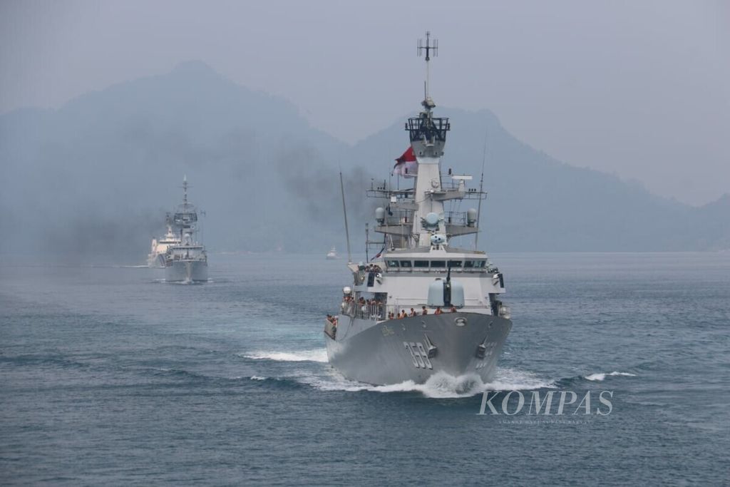 Kapal perang RI melintasi Selat Lampa, Natuna, Kepulauan Riau, Rabu (15/1/2020)