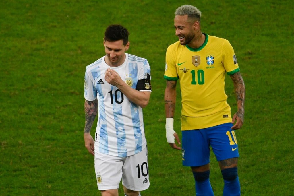 Megabintang Argentina, Lionel Messi, dan Brasil, Neymar, dalam laga final Copa America 2021 di Stadion Maracana, Rio De Janeiro, Brasil, 10 Juli 2021. Arena ini kembali mempertemukan kedua tim untuk kualifikasi Piala Dunia 2026, Rabu (22/11/2023) waktu Indonesia.