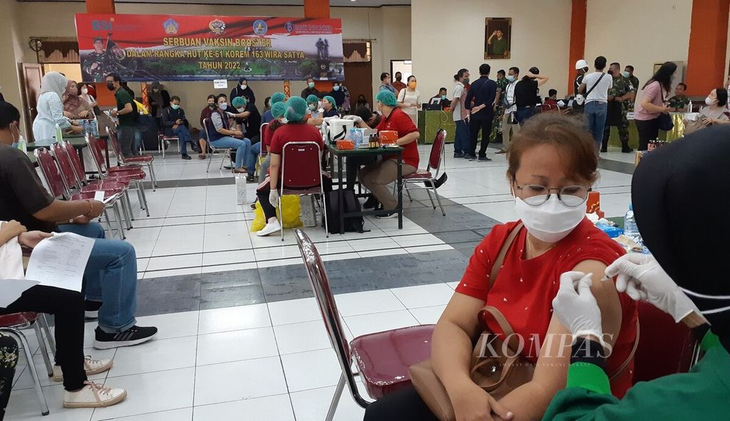 Korem 163/Wira Satya bersama Bank Indonesia Provinsi Bali, BSI Bali, dan Badan Musyawarah Perbankan Daerah (BMPD) Bali mengadakan kegiatan ”Serbuan Vaksinasi Booster” bagi masyarakat di Aula Wira Satya, Korem 163/Wira Satya, Kota Denpasar (4/2/2022).