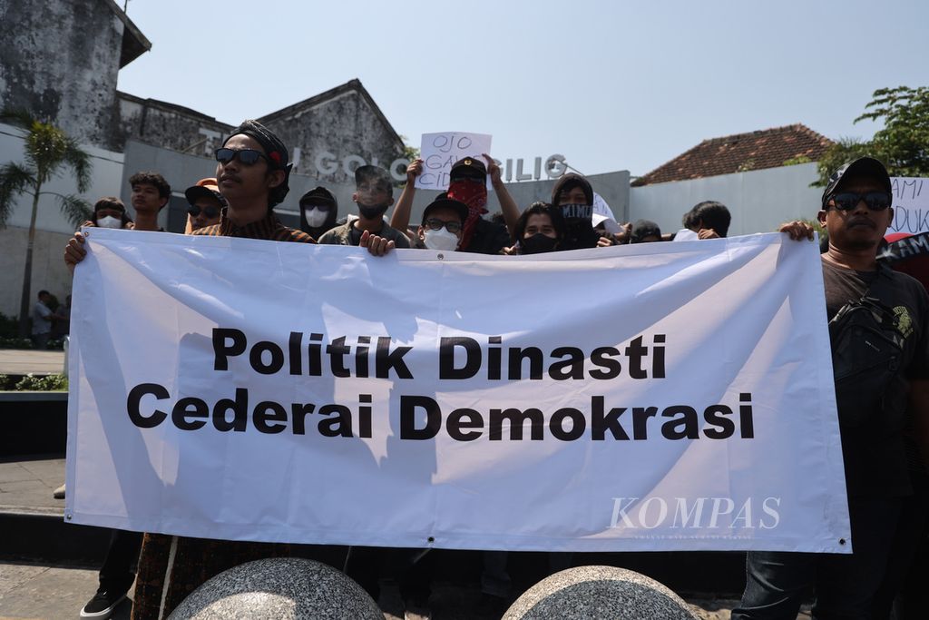 Pengunjuk rasa yang tergabung dalam Masyarakat Peduli Demokrasi menggelar aksi demonstrasi di Perempatan Tugu, Yogyakarta, Senin (16/10/2023). Aksi itu untuk menentang praktik politik dinasti.