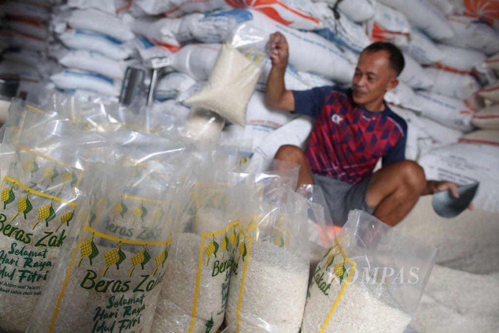 Pedagang mengemas beras ke dalam plastik berukuran 2,5 kilogram di Pasar Induk Beras Cipinang, Jakarta Timur, Sabtu (6/4/2024). 