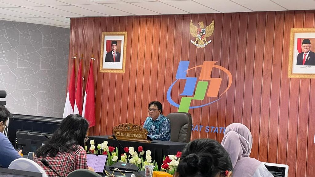 Kepala Badan Pusat Statistik Margo Yuwono dalam konferensi pers terkait dengan pertumbuhan ekonomi Indonesia pada triwulan IV-2023 di Jakarta, Senin (6/2/2023).
