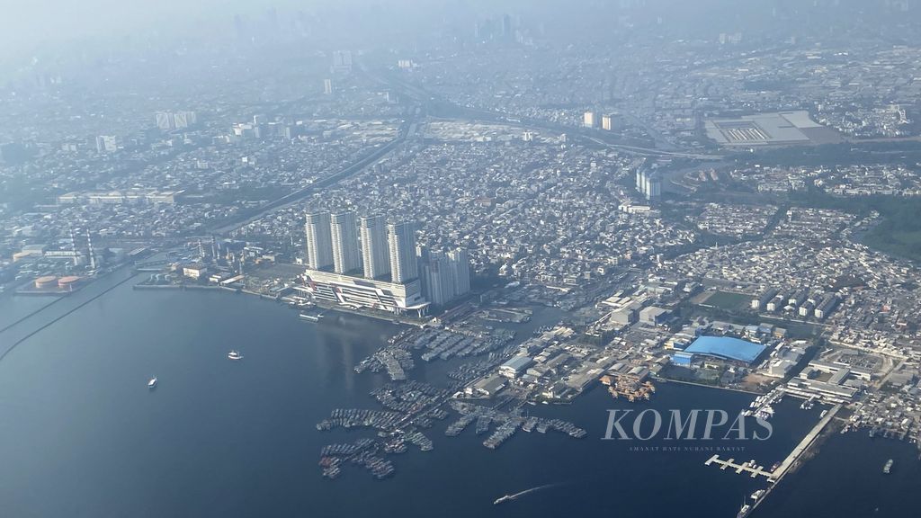 Polusi udara menyelimuti langit Jakarta, Jumat (18/8/2023). Sejak Maret 2023 hingga Agustus ini, platform informasi mutu udara milik perusahaan Swiss, IQAir, beberapa kali menempatkan mutu udara harian Jakarta dalam kategori tak sehat. 