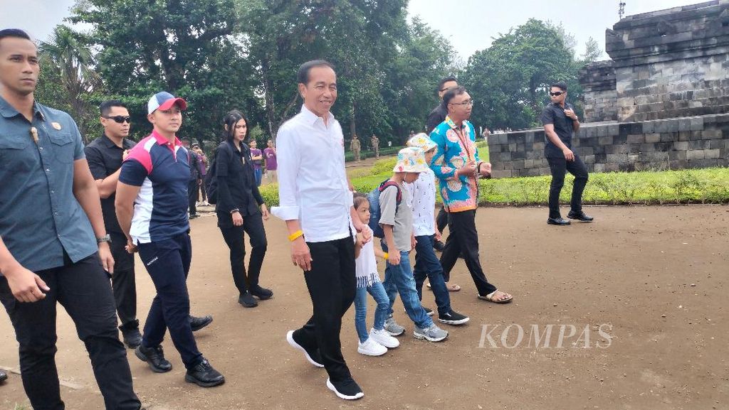 President Joko Widodo walks with his grandchildren, Jan Ethes Srinarendra and La Lembah Manah, in the complex of Borobudur Temple Tourism Park, Magelang Regency, on Saturday (5/25/2024).