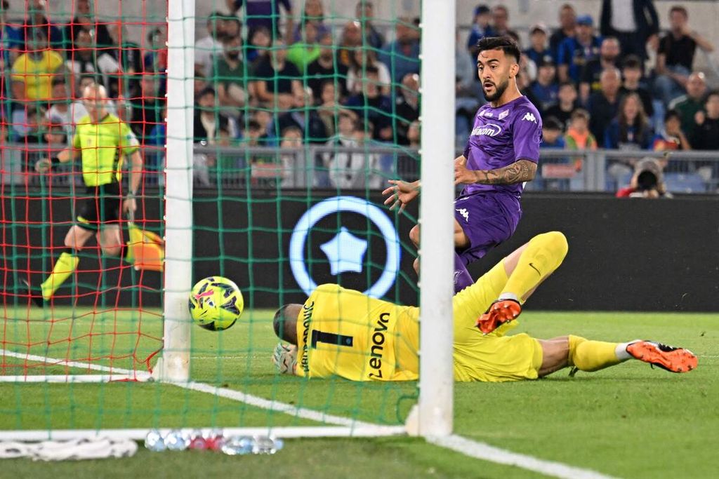 Pemain Fiorentina Nicolas Gonzalez (kanan) mencetak gol ke gawang inter Milan pada laga final Coppa Italia di Stadion Olympico, Roma, Kamis (25/5/2023) dini hari WIB. Inter Milan memenangi laga dengan skor 2-1