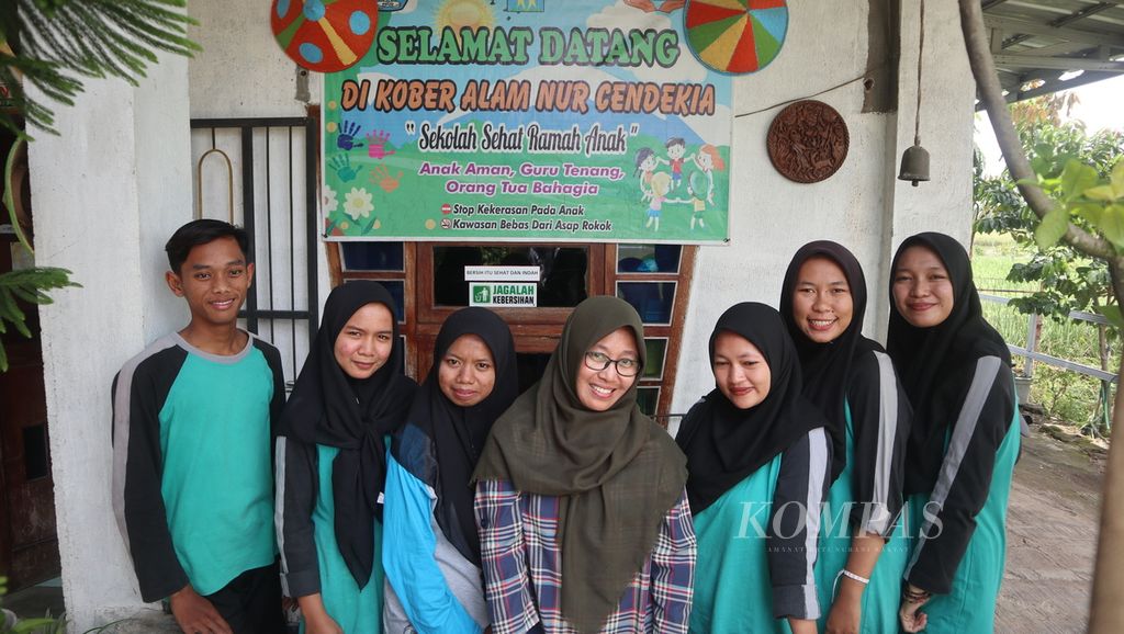 Lismah Rahmawati (tengah), pegiat literasi, saat berfoto bersama guru di sekolah yang dikelolanya di Kober Alam Nur Cendekia, Kabupaten Cirebon, Jawa Barat, Rabu (29/3/2023).