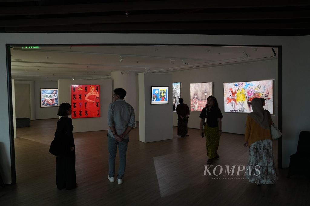 Pengunjung mengamati Pameran Lukisan Per-EMPU-An: Petarung Kehidupan Penuh Welas Asih yang menjadi bagian Kartini Negeri: Perempuan Indonesia Bangga Berkain di Bentara Budaya Art Gallery, Lantai 8 Menara <i>Kompas</i>, Rabu (24/4/2024). 