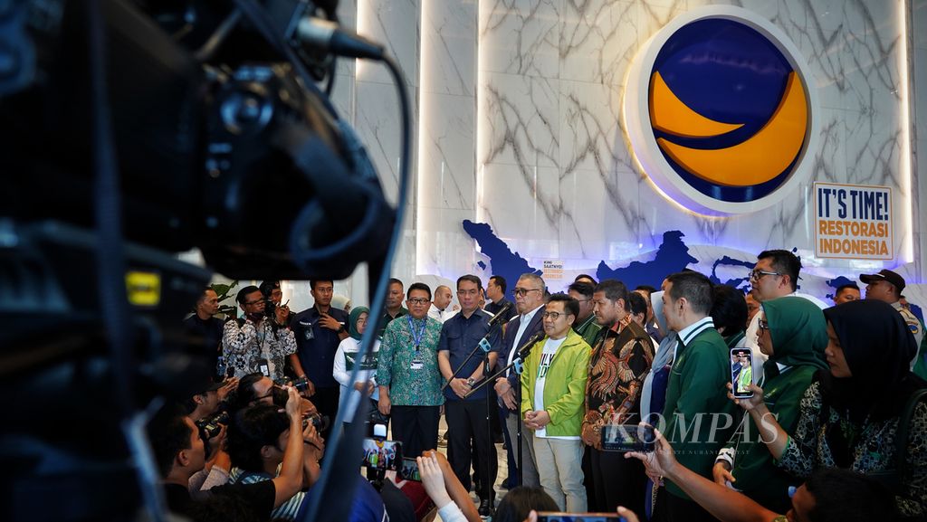 Bakal calon wakil presiden Muhaimin Iskandar bersama Sekretaris Jenderal Nasional Demokrat Ahmad Ali saat memberikan keterangan kepada jurnalis saat tiba di kantor DPP Nasdem, Jakarta, Rabu (6/9/2023). 