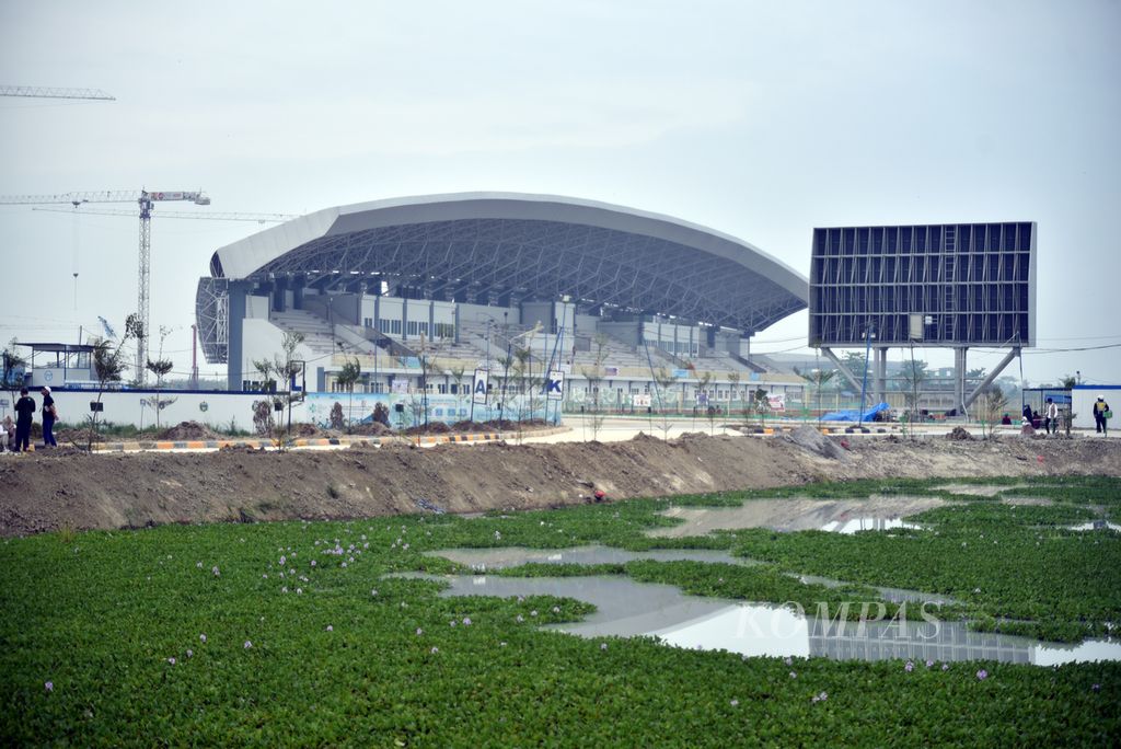 Suasana di sekitar proyek Stadion Madya yang digunakan untuk cabang olahraga atletik PON 2024 di Sport Centre Sumut di Desa Sena, Kabupaten Deli Serdang, Sumatera Utara, Kamis (7/3/2024).